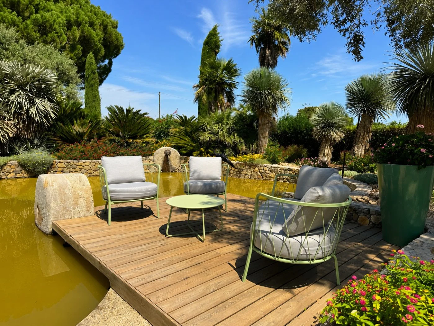 Photo APRÈS — la terrasse et le bassin aménagés