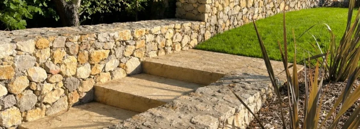 Restanques et escalier en pierre naturelle avec marches en pierre de taille
