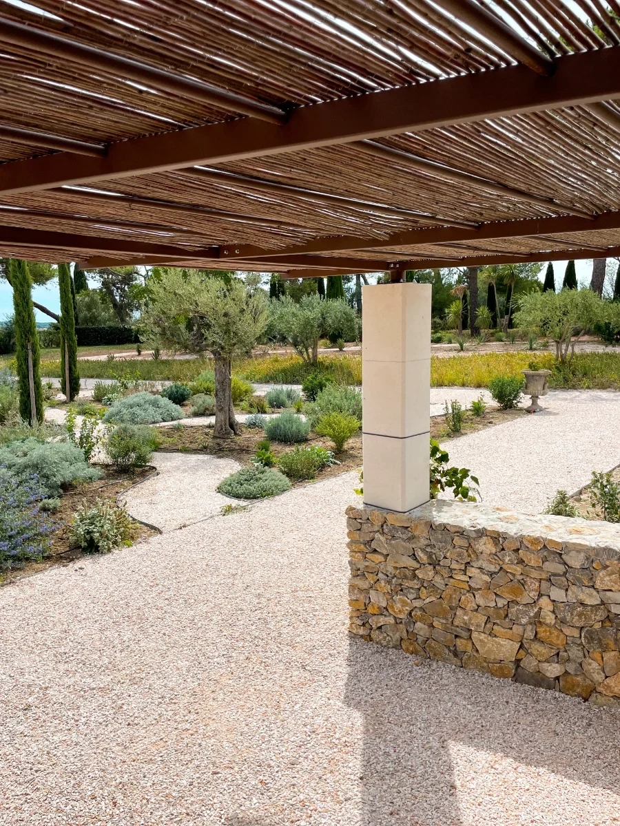 Pergola sur ossature métal et canisses, jardin sec d'oliviers et de cyprès