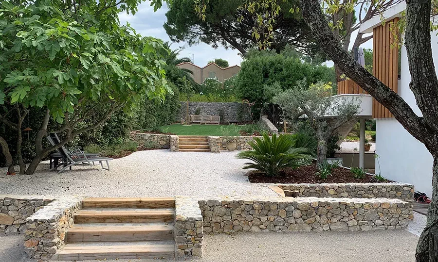 Muret et escalier en pierre sèche naturelle réalisés en maçonnerie paysagère