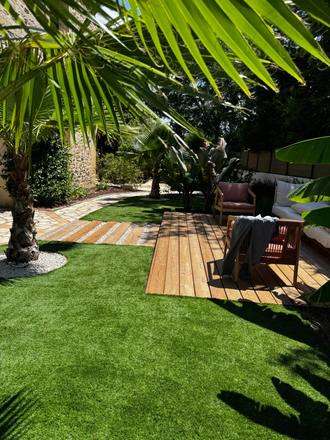 Terrasse en bois et gazon, palmiers et bananiers, réalisation Guitard Philippe Paysagiste