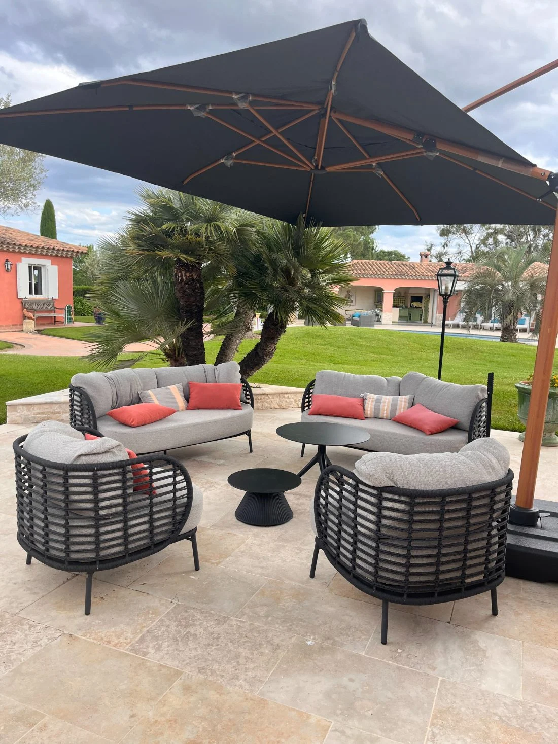 Terrasse en travertin beige clair avec salon d'extérieur
